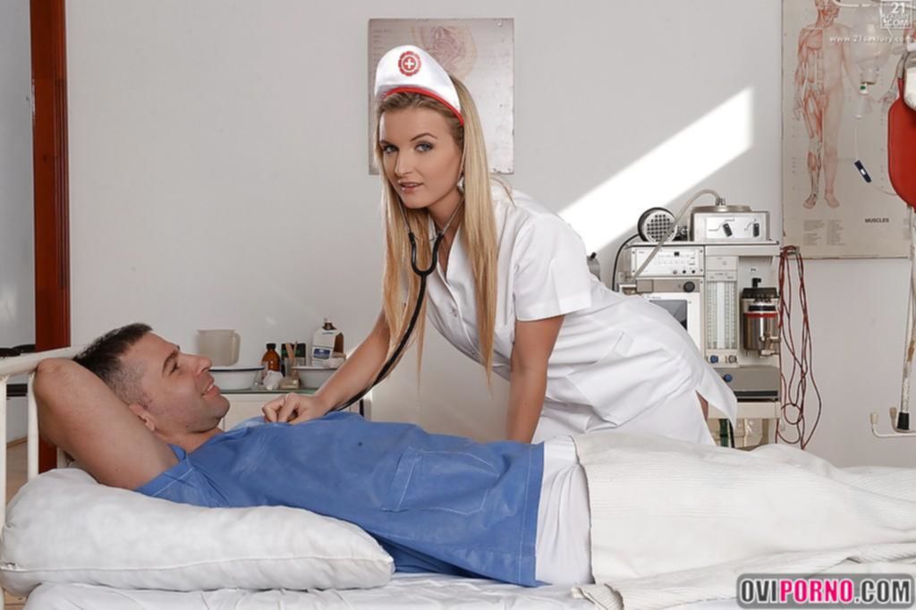 Анальный секс с молодой медсестрой