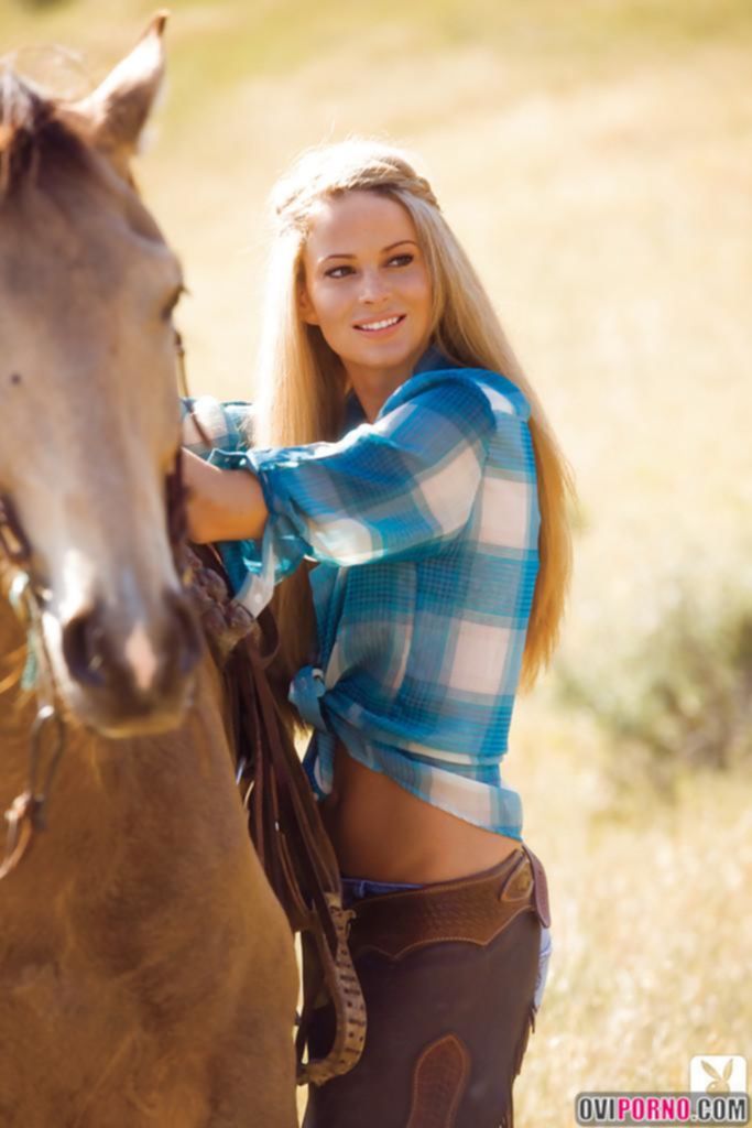 Грудастая блондинка любит коней